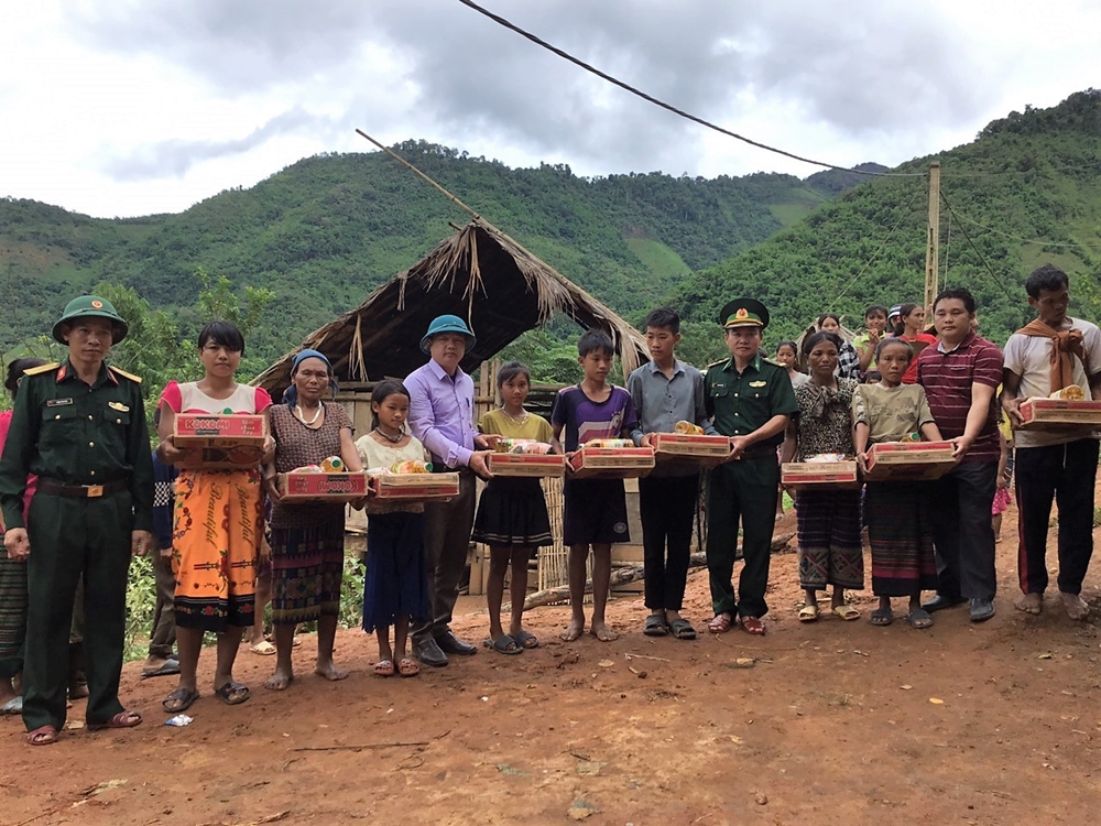 Đồn BP Na Ngoi và địa phương hỗ trợ lương thực cho bà con bị ảnh hưởng bởi thiên tai, mưa lũ.